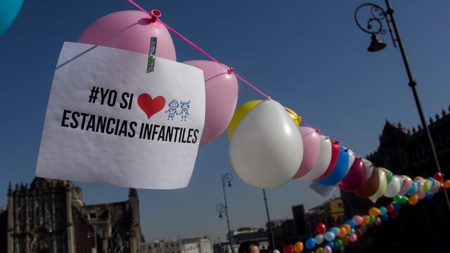 Protesta por recorte a estancias infantiles afuera de Palacio Nacional