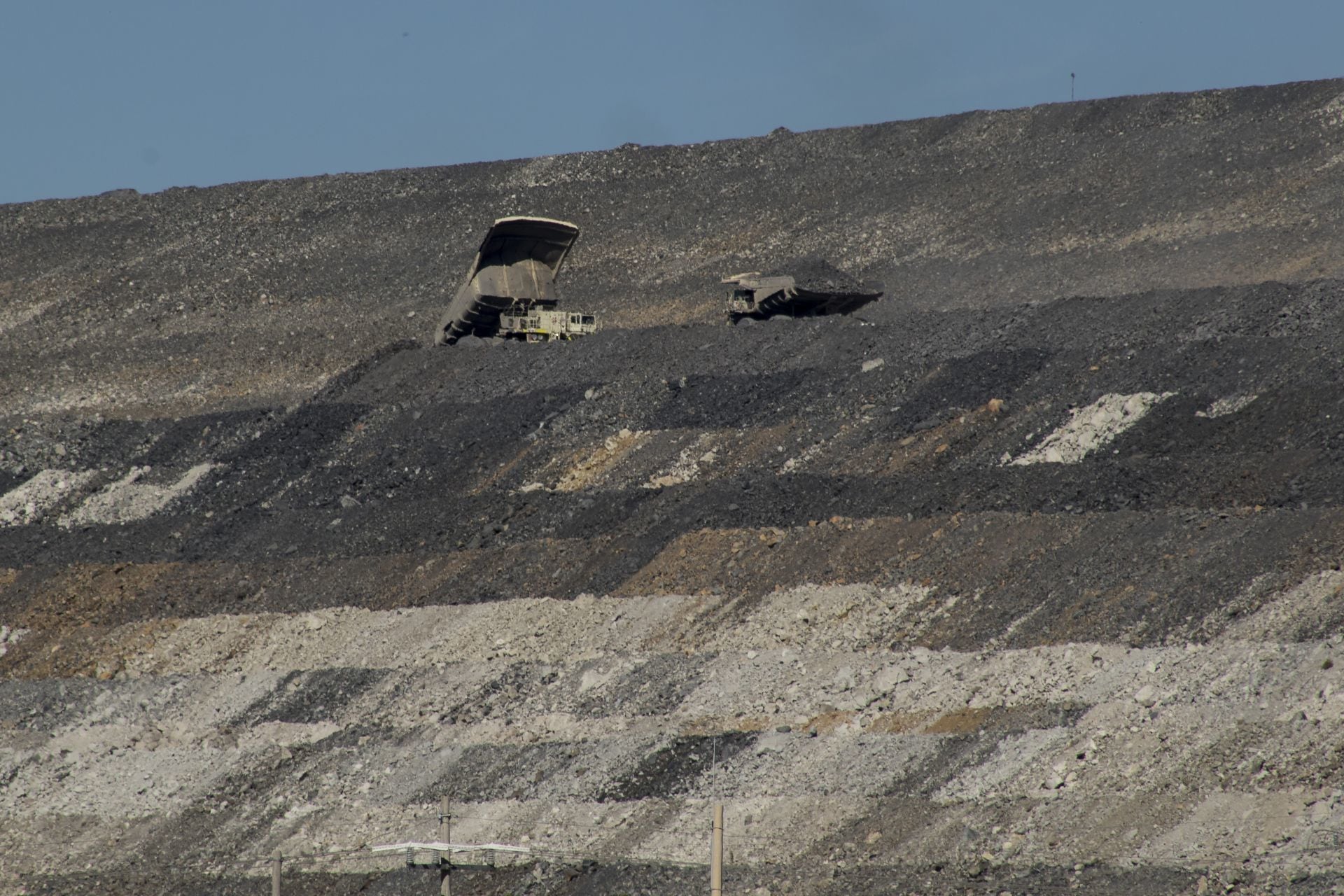 Cerros de tierra procesada para extraer sus minerales, en medio del semidesierto zacatecano. Los colores indican los diferentes estratos y niveles de profundidad del subsuelo. Mina a cielo abierto Peñasquito, Mazapil, Zacatecas