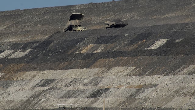 Cerros de tierra procesada para extraer sus minerales, en medio del semidesierto zacatecano. Los colores indican los diferentes estratos y niveles de profundidad del subsuelo. Mina a cielo abierto Peñasquito, Mazapil, Zacatecas
