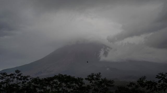 Erupción de volcán Semeru en Indonesia