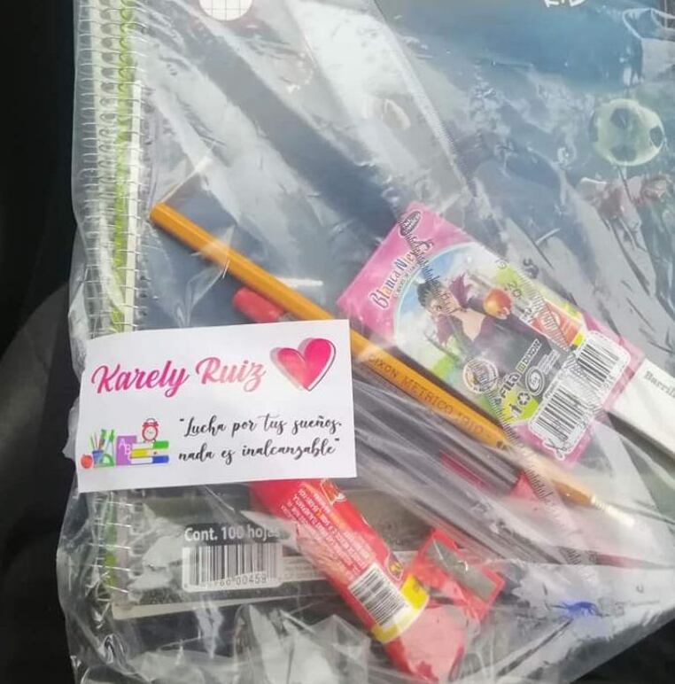 Karely Ruiz regala útiles escolares