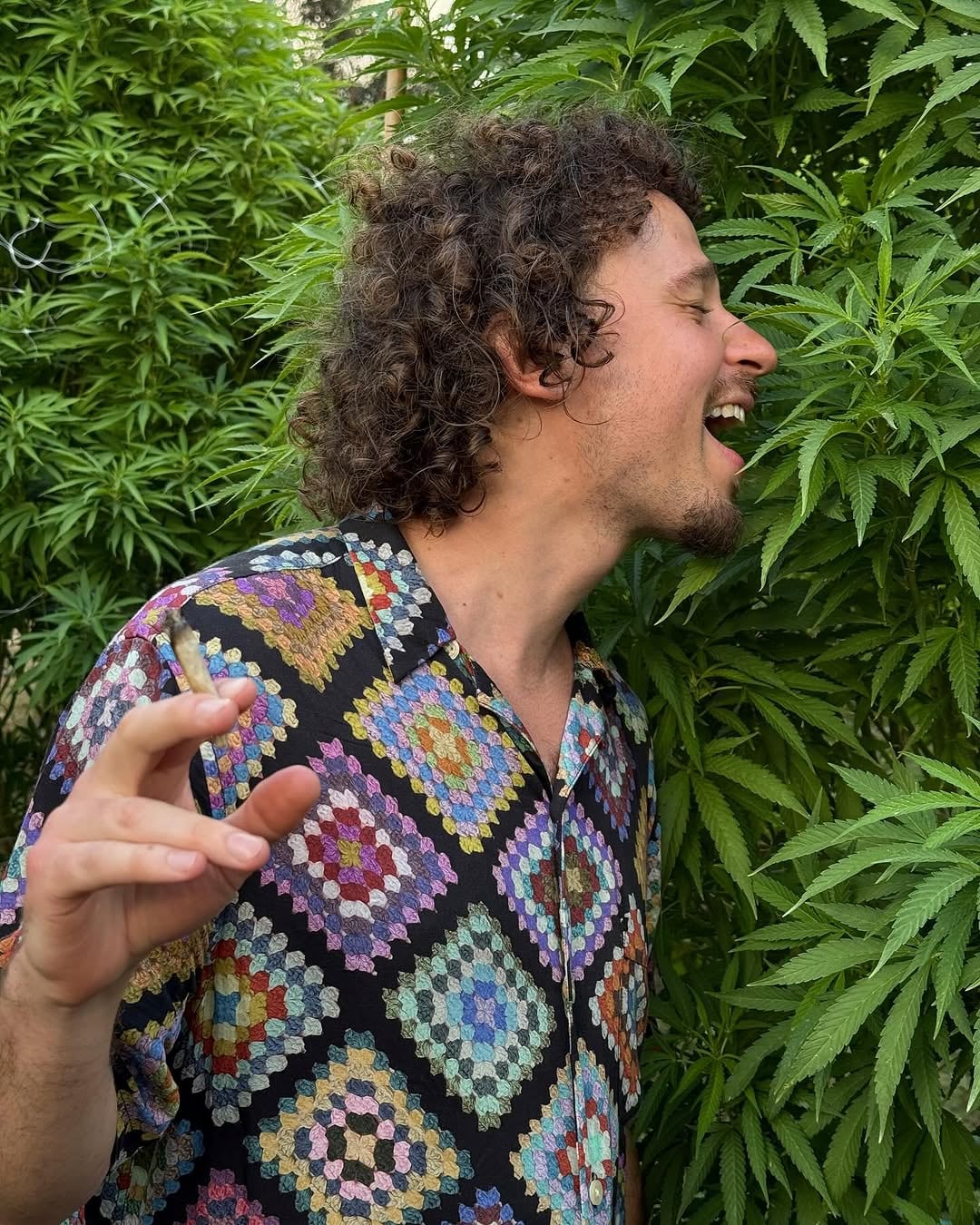 Luisito Comunica causa polémica por foto oliendo marihuana