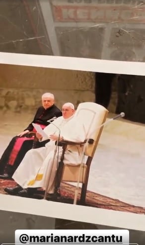 Papa ofreciendo la audiencia pública en el Vaticano