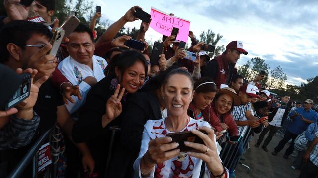 Claudia Sheinbaum en un recorrido de precampaña por Oaxaca