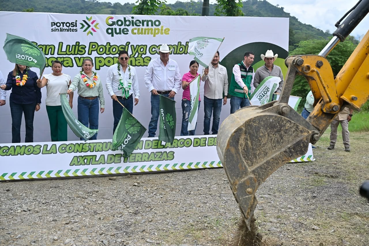 Ricardo Gallardo entrega carretera y arranca construcción de arco