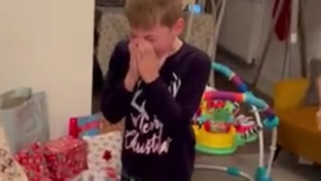 Aficionado llora al recibir playera de Jiménez (Foto: Captura de video)