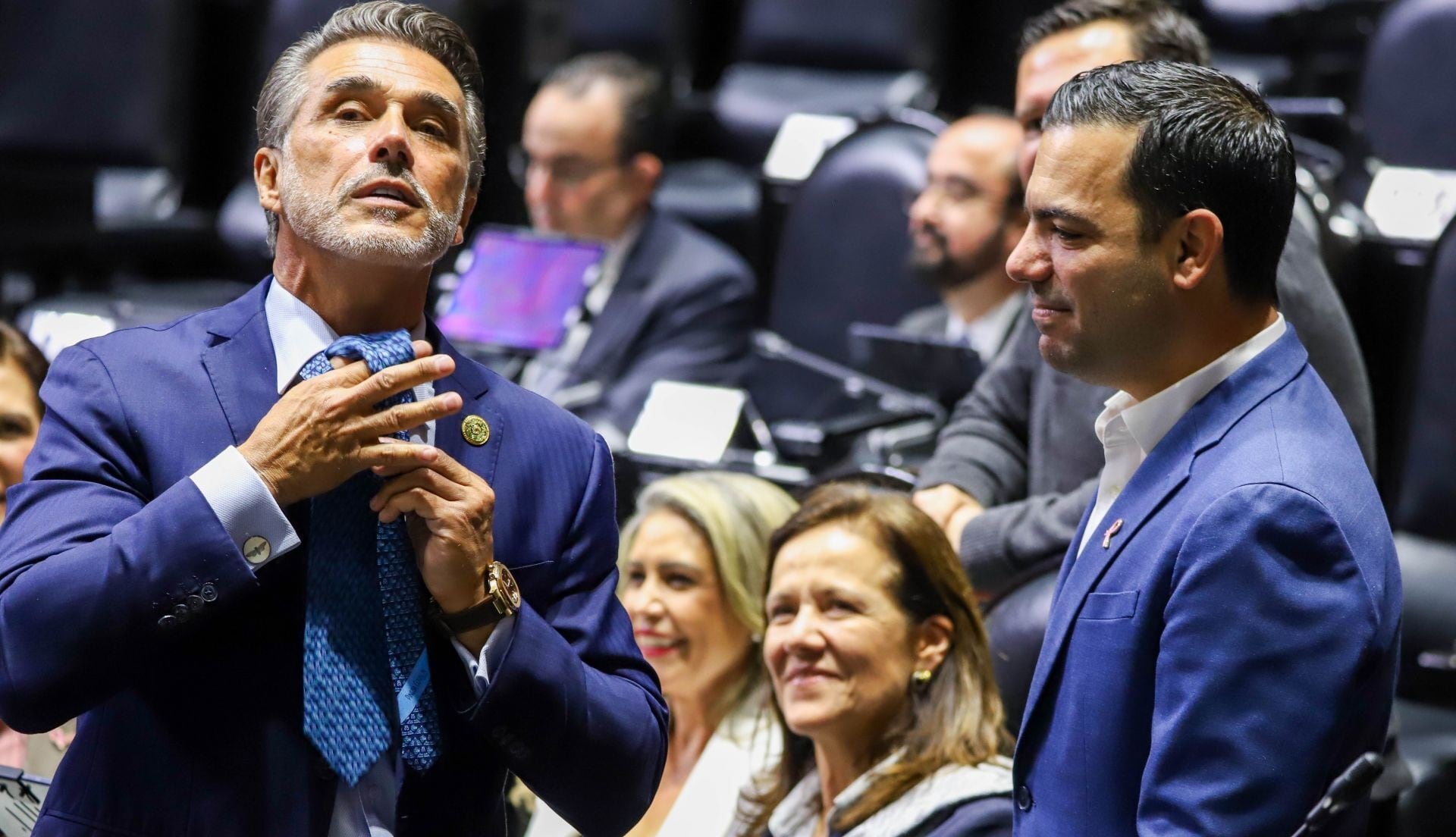 ¿Sergio Mayer al PAN? Una corbata azul de Elías Lixa desata el rumor