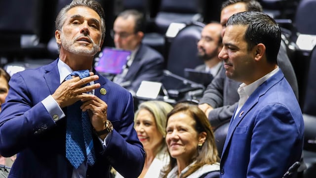 ¿Sergio Mayer al PAN? Una corbata azul de Elías Lixa desata el rumor