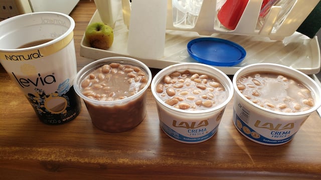 botes de yogurt con frijoles