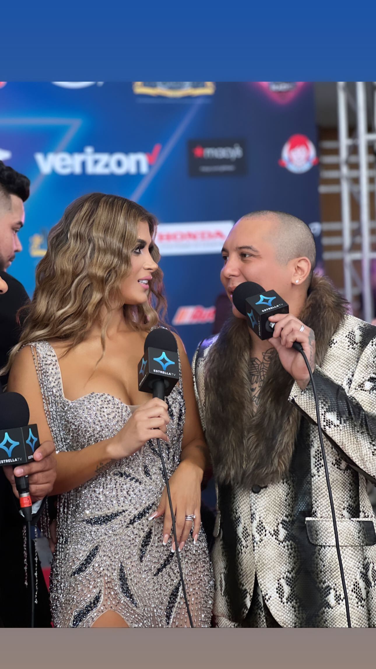 Kimberly Flores y Edwin Luna como La Familia Peluche