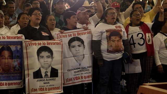 Padres de los 43 normalistas. Retraso de trabajos.