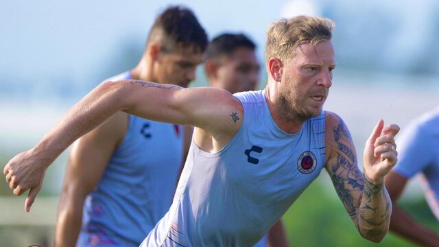 Menéndez se emplea a fondo en el entrenamiento.