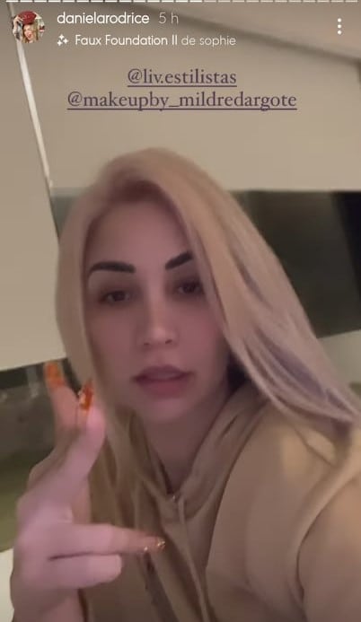 Daniela Rodrice se pinta el cabello.