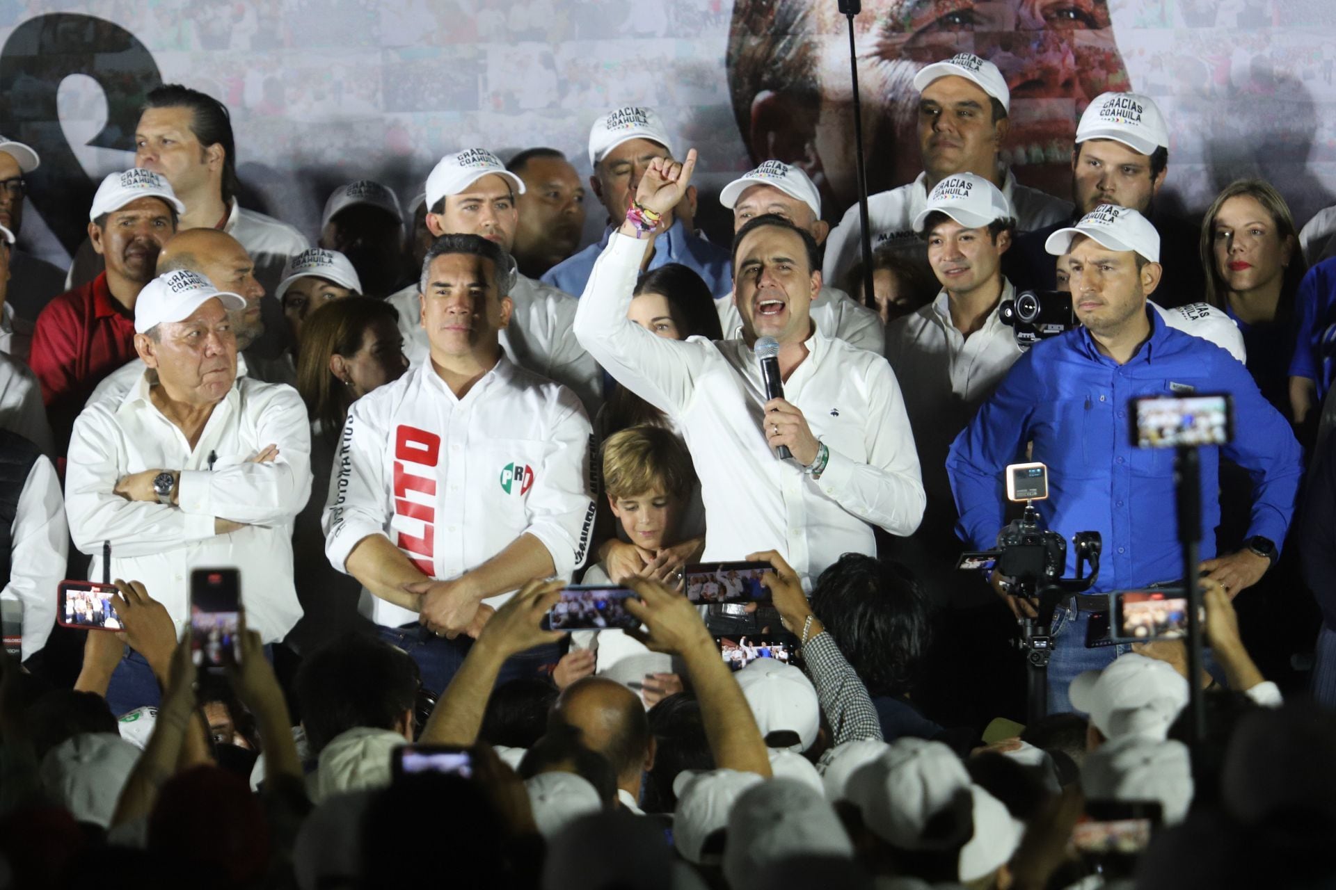 Manolo Jiménez, candidato a la gubernatura de Coahuila por el PRI-PAN-PRD, festejo su virtual triunfo en las elecciones del día de hoy. Lo acompañaron Jesús Zambrano, Alejandro Moreno Cárdenas y Marko Cortés