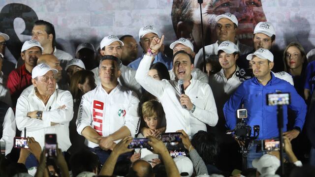 Manolo Jiménez, candidato a la gubernatura de Coahuila por el PRI-PAN-PRD, festejo su virtual triunfo en las elecciones del día de hoy. Lo acompañaron Jesús Zambrano, Alejandro Moreno Cárdenas y Marko Cortés