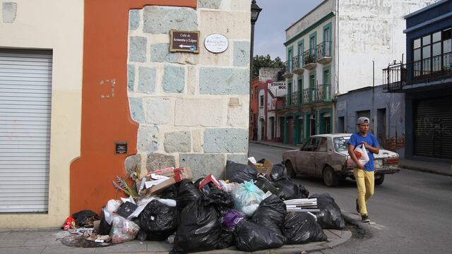 Autoridades de Oaxaca endurecen castigos contra personas que tiran basura en la calle.