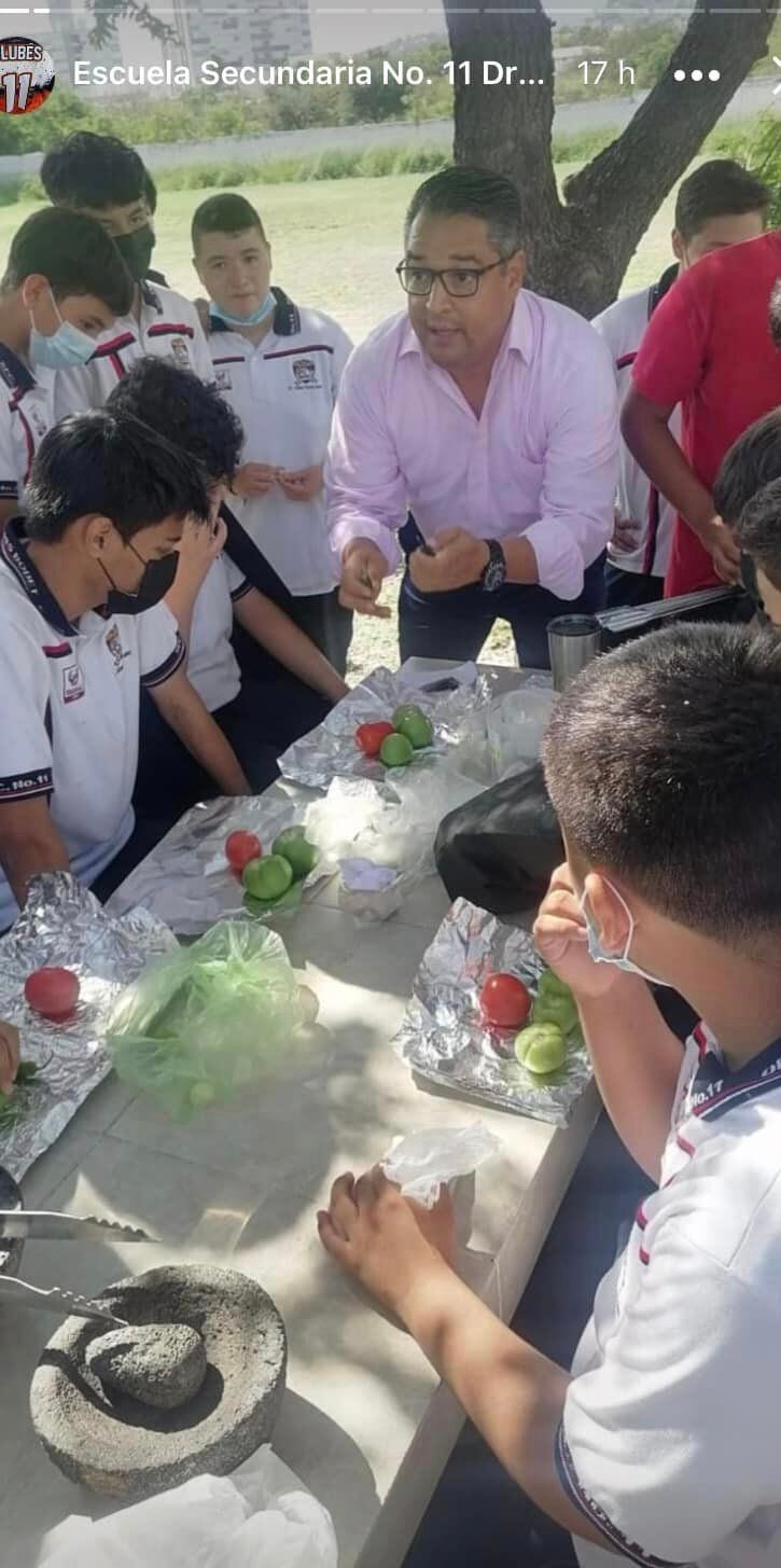 Alumnos toman taller de carne asada en Monterrey.