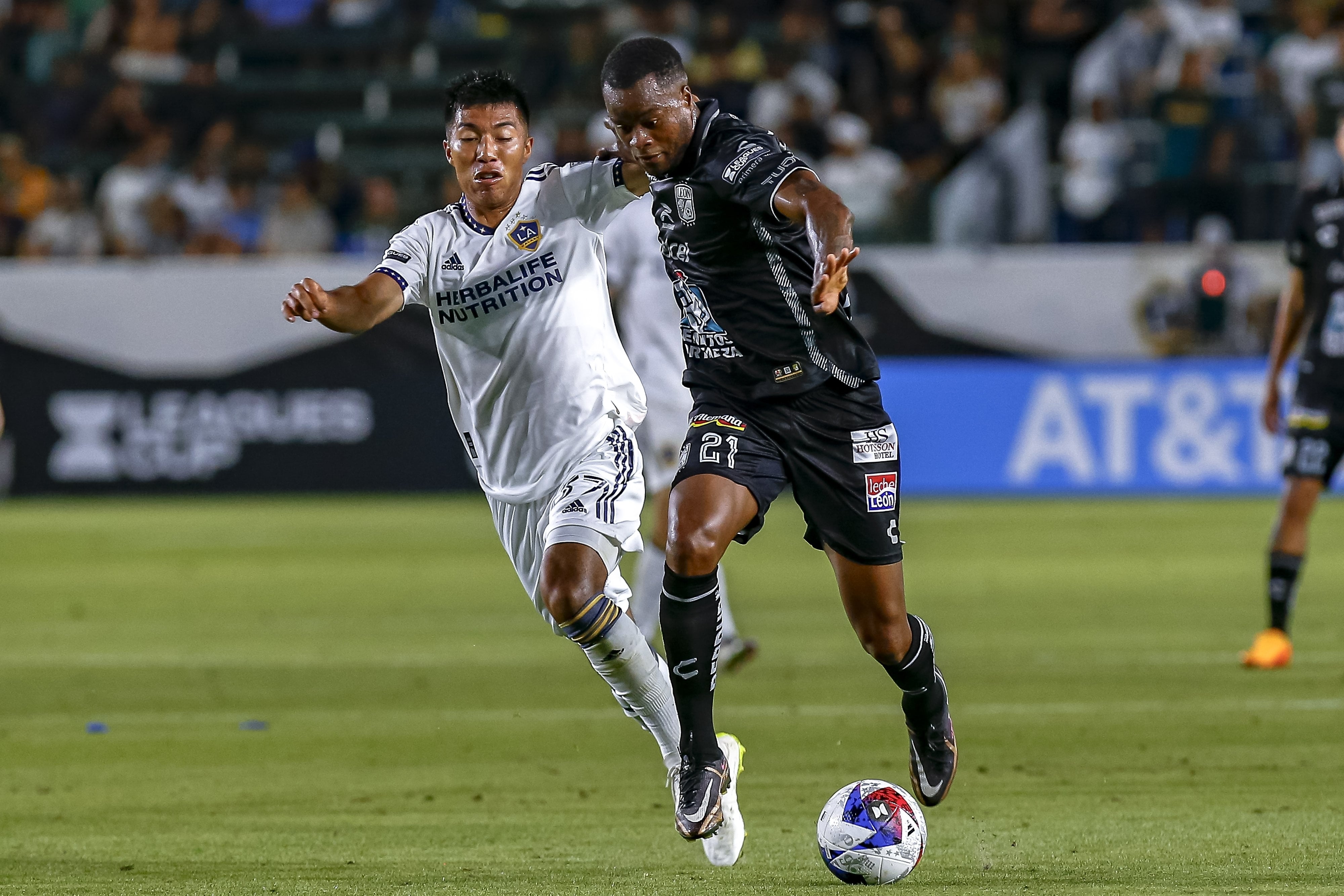 Daniel Aguirre con el Galaxy de Los Ángeles.