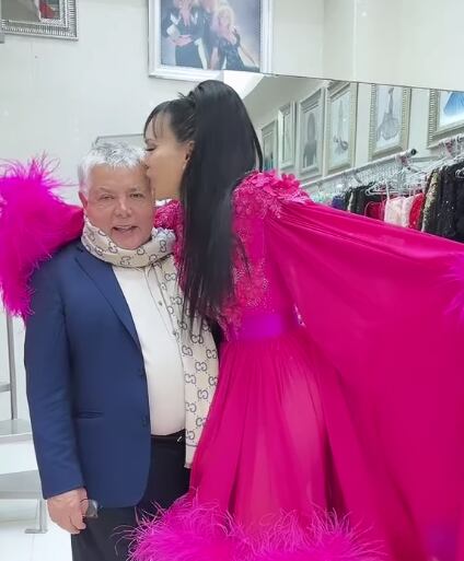 Maribel Guardia selecciona vestido para verse “perrísima” en el escenario y de paso besa a Mitzy