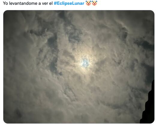 Memes "funan" a las nubes por tapar el eclipse lunar y la luna de sangre 2022
