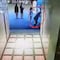 VIDEO: Adolescente se tira desde cuarto piso porque quería ir por su celular