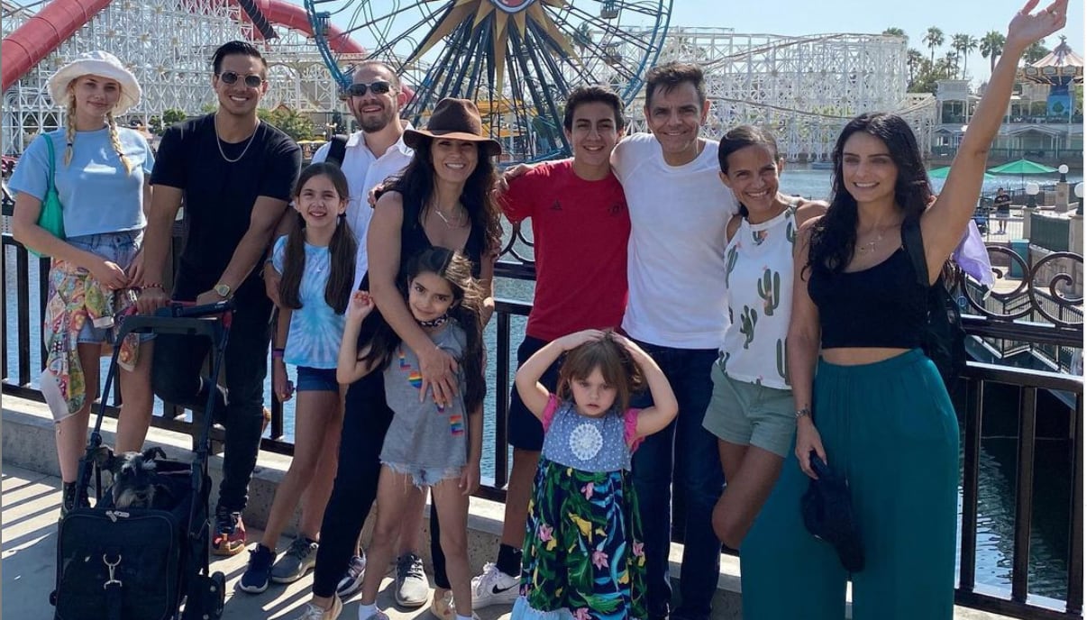 Vadhir Derbez de viaje junto a familia, amigos y su novia