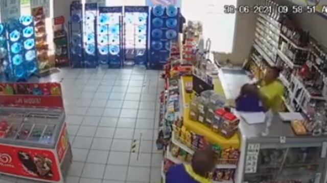 Mujer golpea a cajera