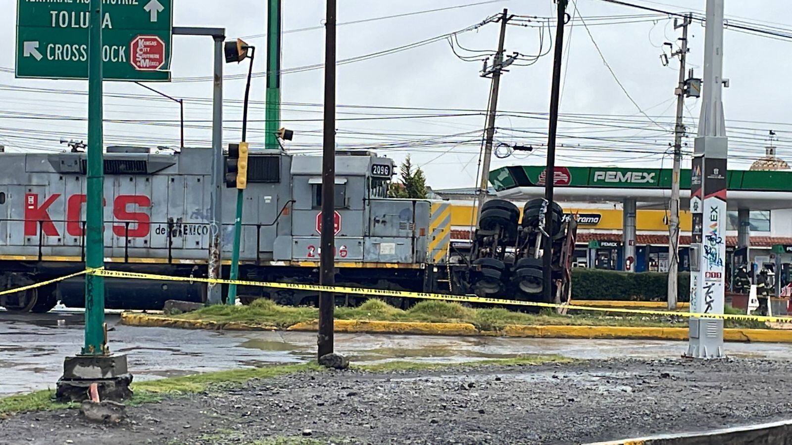 Pipa choca contra tren en Toluca