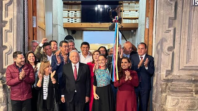 Mesa reservada para 30 personas pero hubo una silla vacía en la entrega del bastón de mando de AMLO a Claudia Sheinbaum