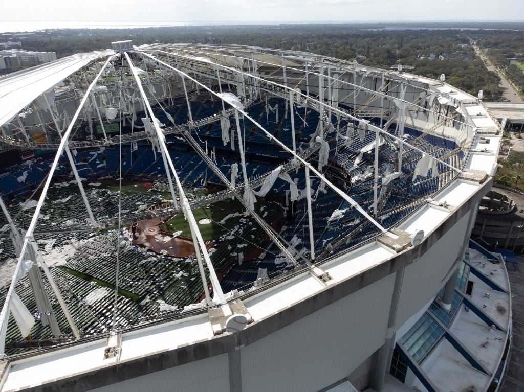 Estadio de béisbol en Tampa, Florida, tras el paso del huracán Milton