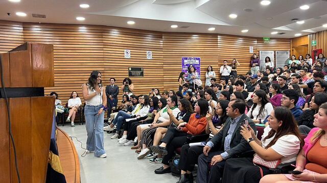 Alessandra Rojo de la Vega en foro feminista de la UNAM