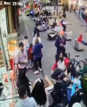 Escupe a pareja LGBT en la CDMX