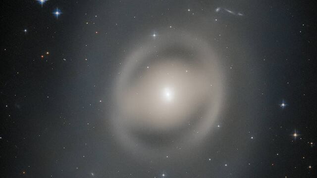 Galaxia fantasmal captada por Telescopio espacial Hubble