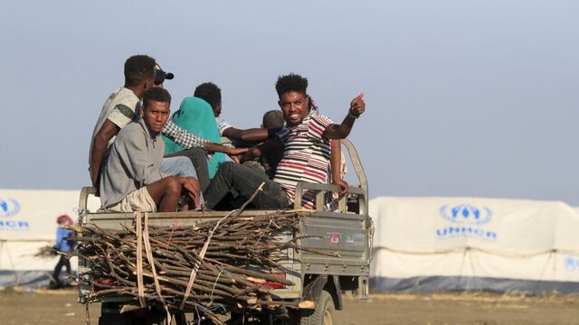 Ethiopian refugees, who fled the Tigray conflict, arrive at the Tenedba camp in Mafaza, eastern Sudan on January 8, 2021, after being transported from the reception center. (Photo by ASHRAF SHAZLY / AFP)