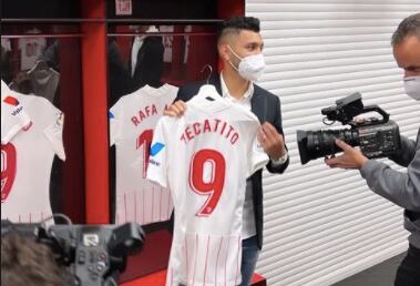 Tecatito Corona ya es jugador del Sevilla FC