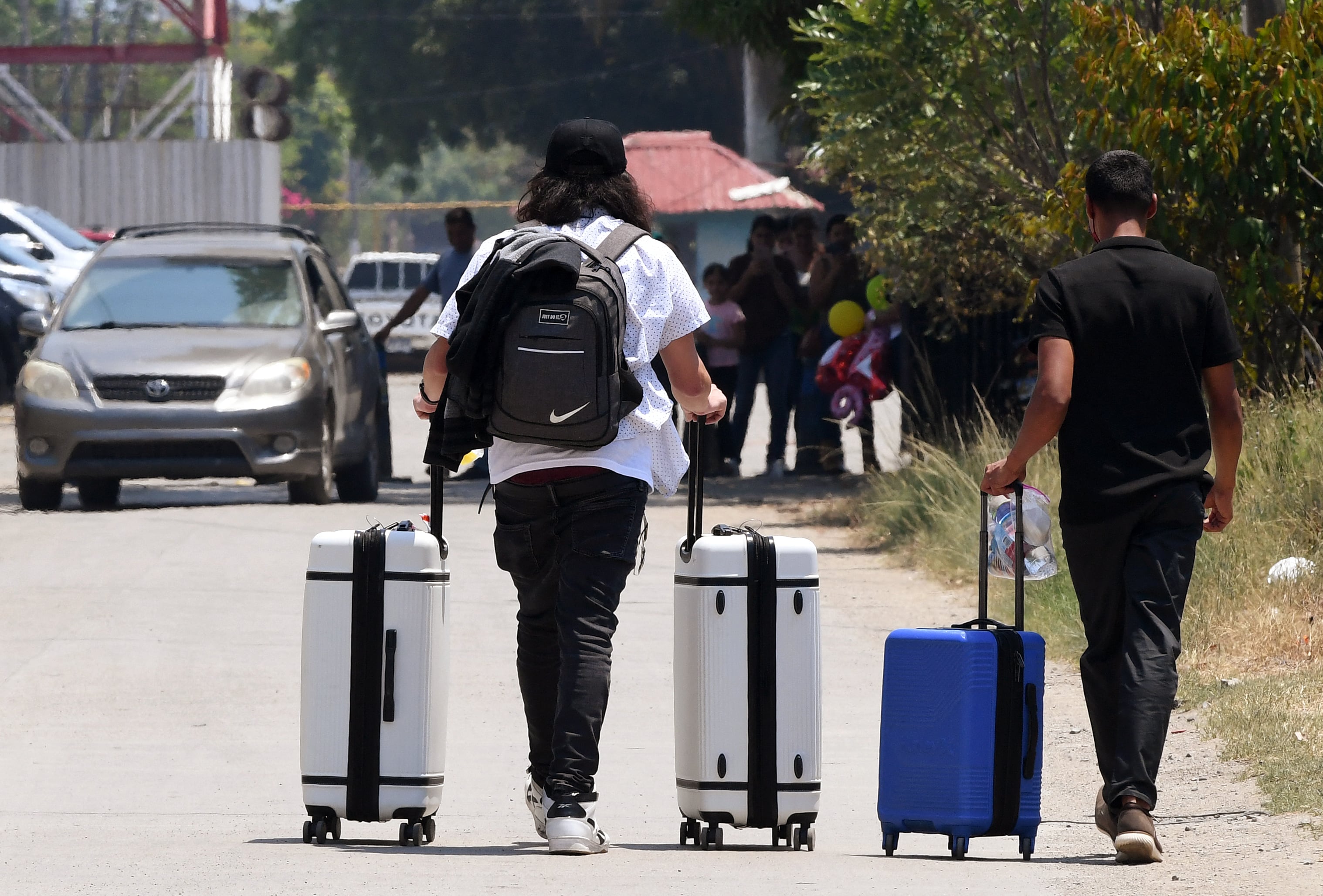 Primer vuelo con migrantes autodeportados salió rumbo a Honduras y Colombia