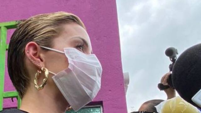 Mariana Rodríguez se corta el apoyo en apoyo a un niño cáncer