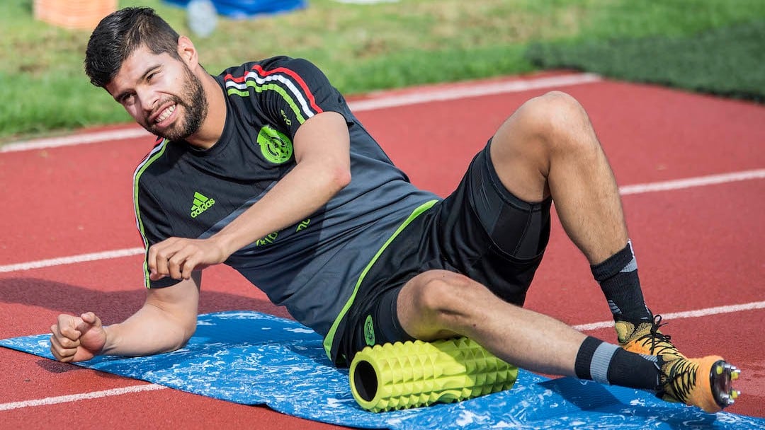 Néstor Araujo en un ensayo con el Tricolor.