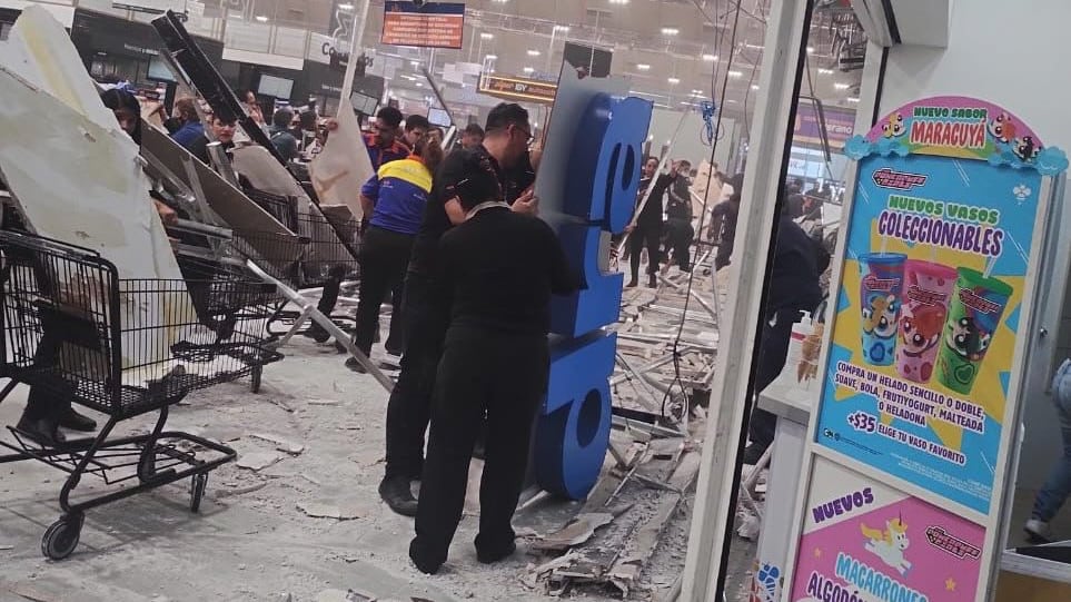 Video del desplome de un plafón en Chedraui Universidad en CDMX