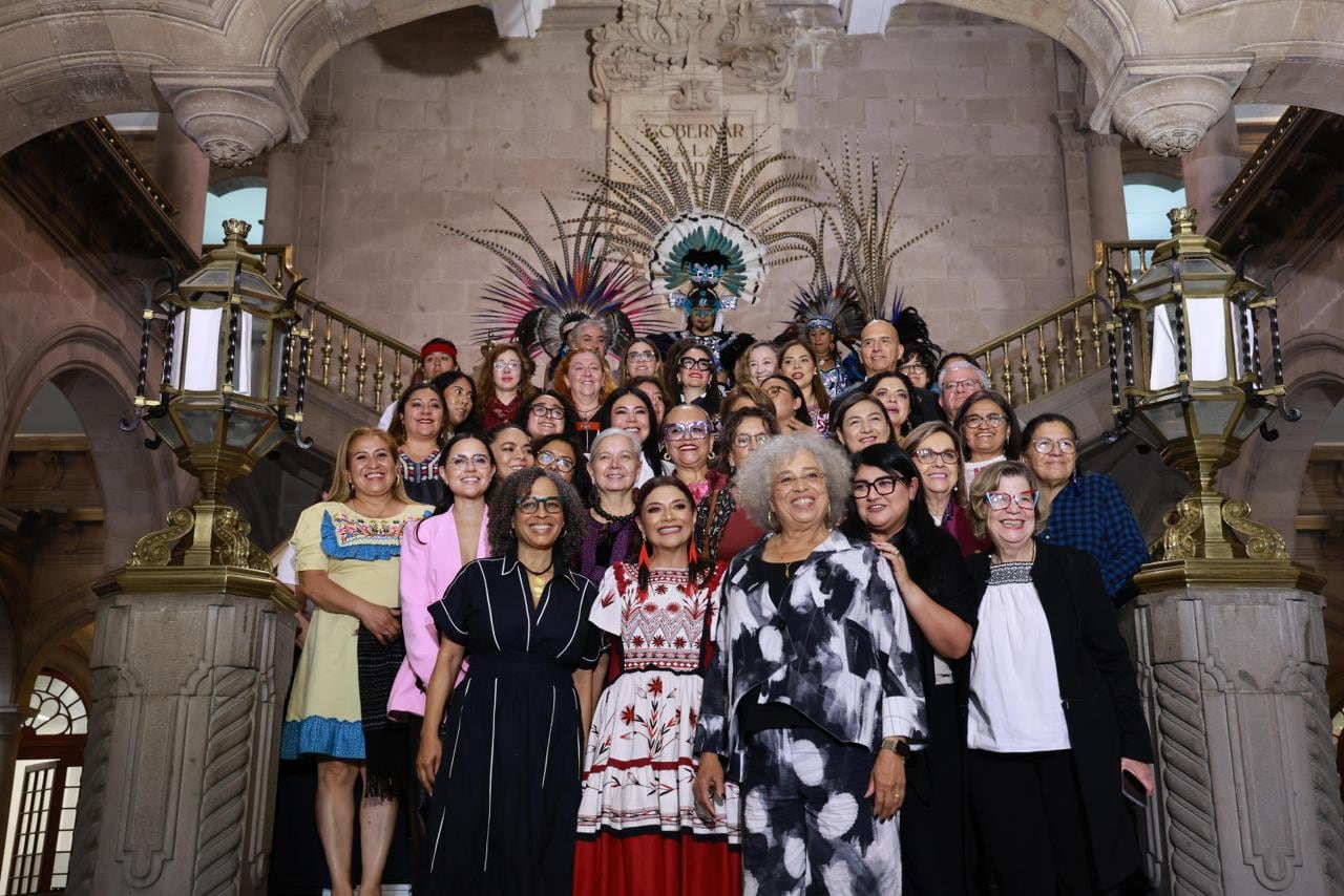 Clara Brugada entrega las Llaves de la Ciudad a Angela Davis