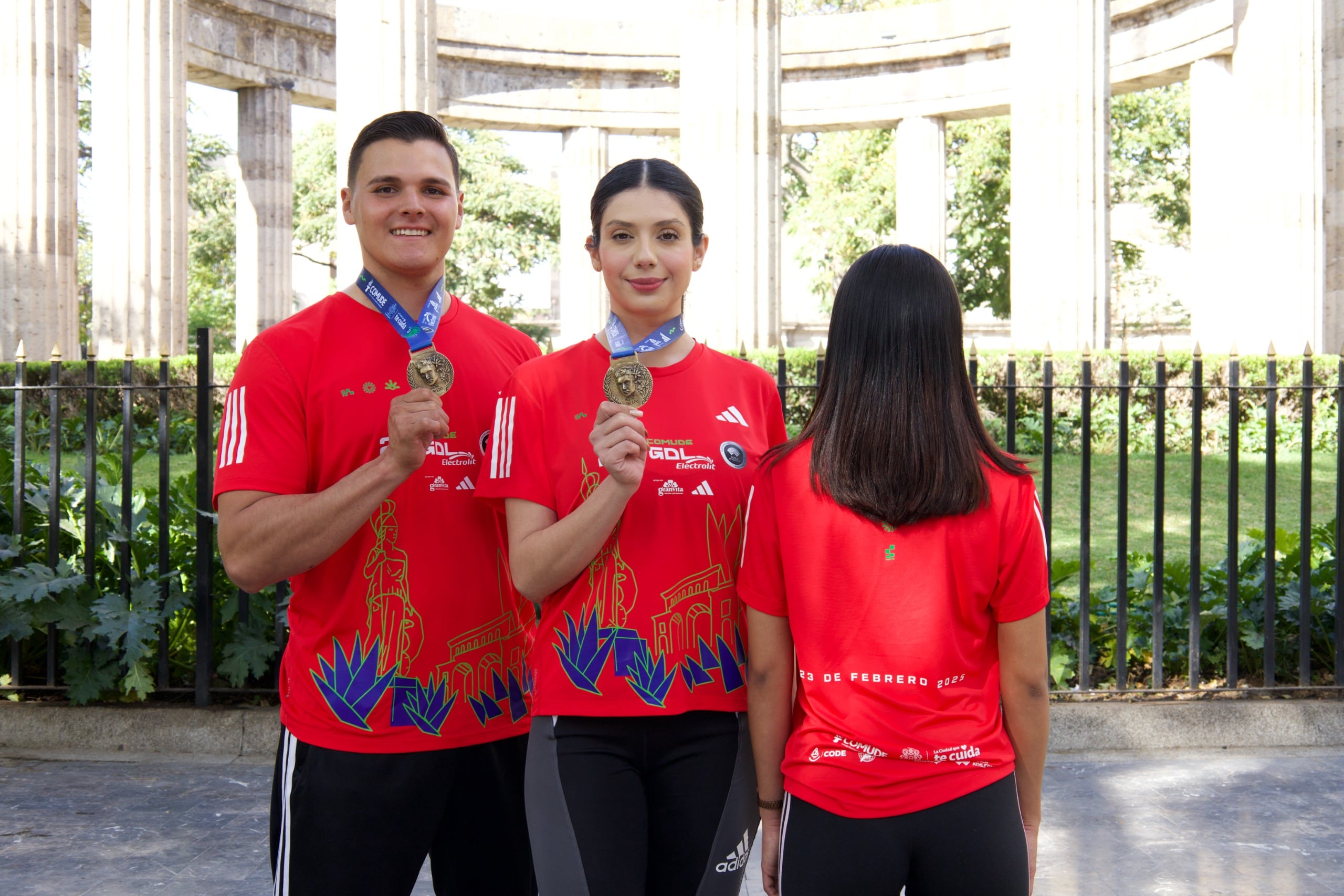 Verónica Delgadillo presenta playera y medalla conmemorativa del 21K Guadalajara Electrolit