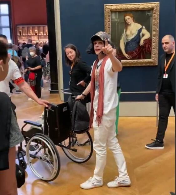 Hombre que lanzó pastel a la Mona Lisa