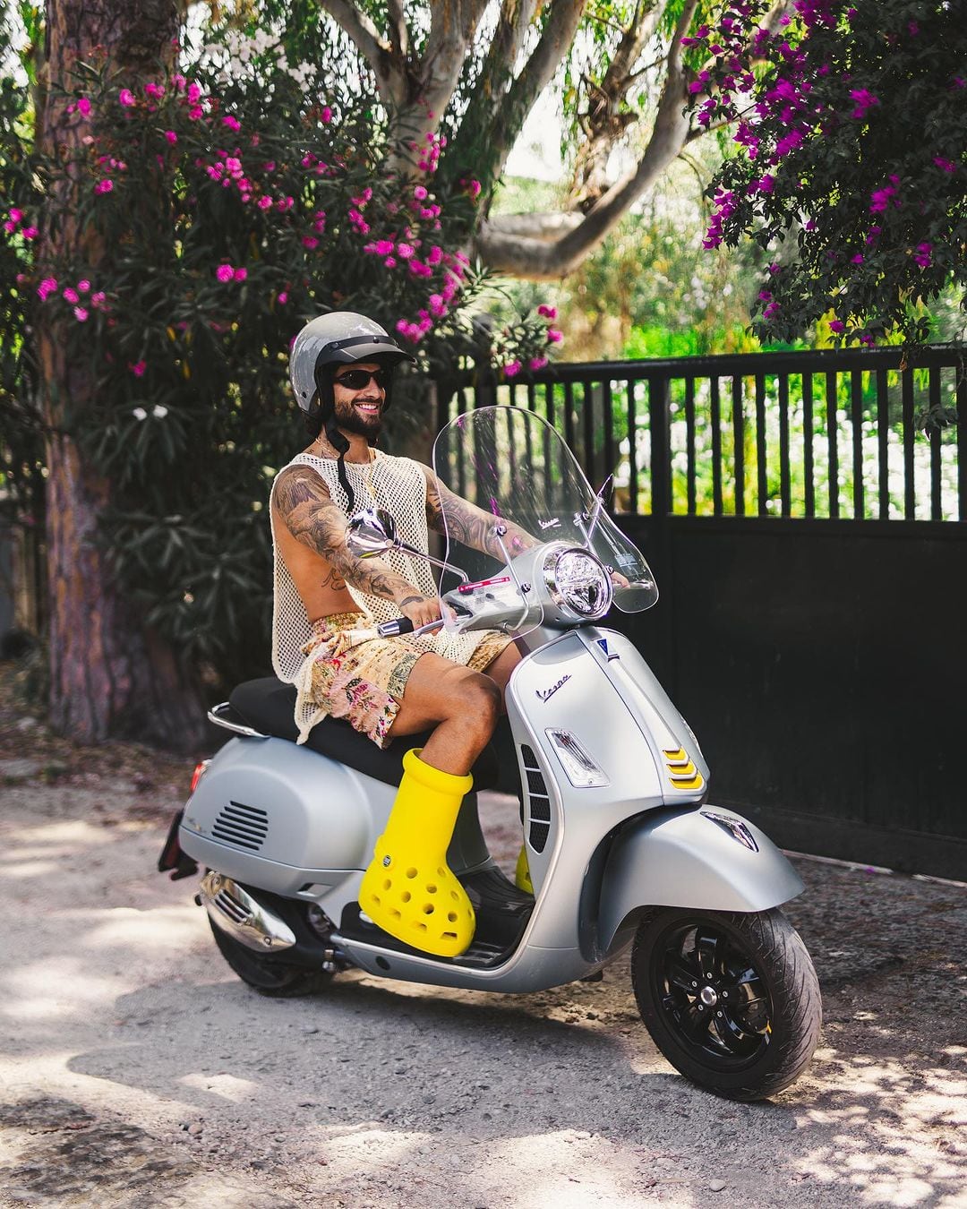 Maluma es el primer en usar las MSCHF x Crocs Big Yellow Boots.