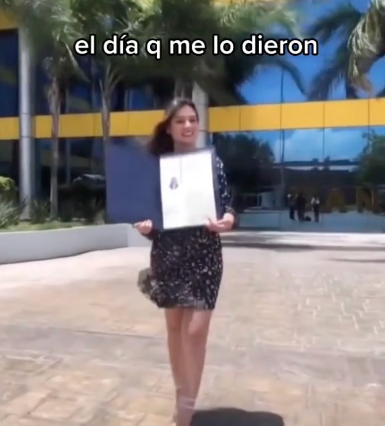 Joven con su título universitario