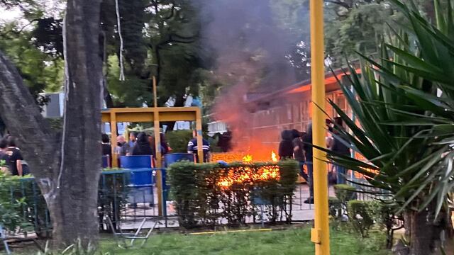 Protestan en CCH Azcapotzalco e incendian la dirección