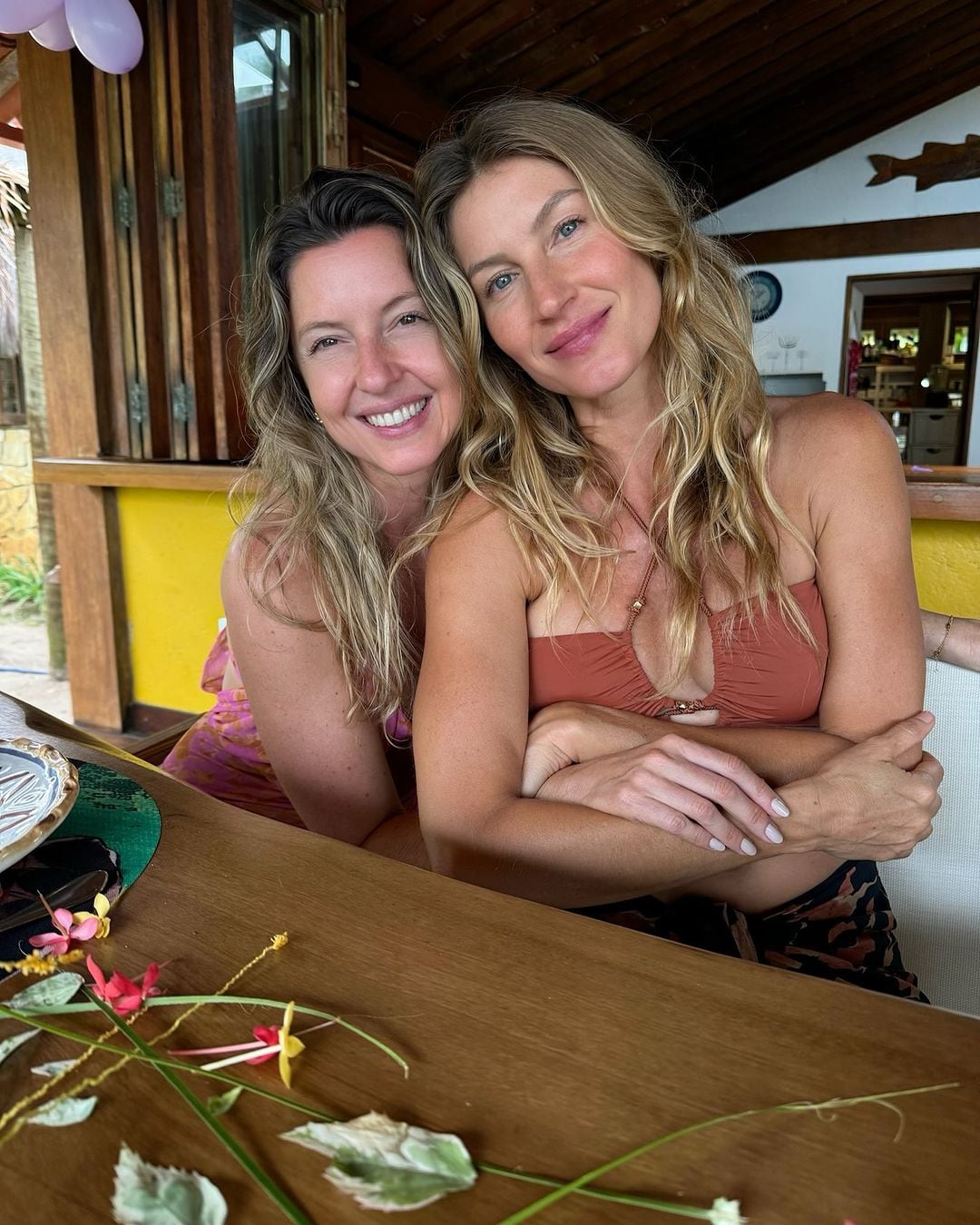 Gisele Bündchen con su hermana gemela.