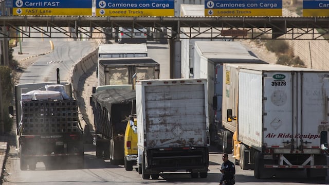 Camiones de carga hacen fila en la Garita de Otay, cruce fronterizo entre México y EU.