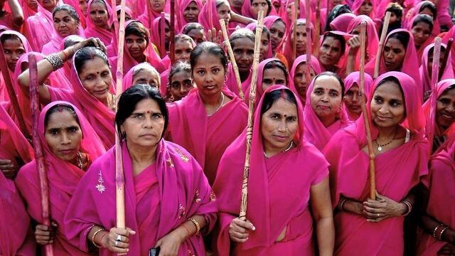 Gulabi Gang, mujeres que golpean con escobas a maridos abusivos