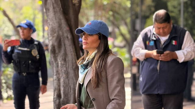 Alessandra Rojo retira scooters de banquetas en Cuauhtémoc.