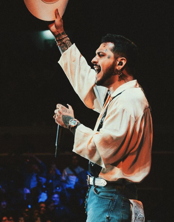 Christian Nodal sorprende con su nuevo físico en redes sociales